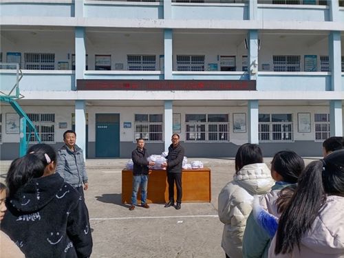 固镇县园艺场学校接受固镇县道远服装厂捐赠衣物