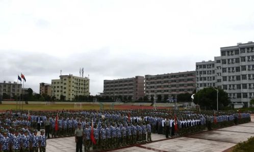程龙老师江西省优秀民办学校赣州市兴国县将军中学高一新生感恩报告会